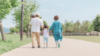 公園を歩く家族の後ろ姿。発達障害の自分の体験を反映した「人には人の地獄がある」というテーマを象徴するイメージ。