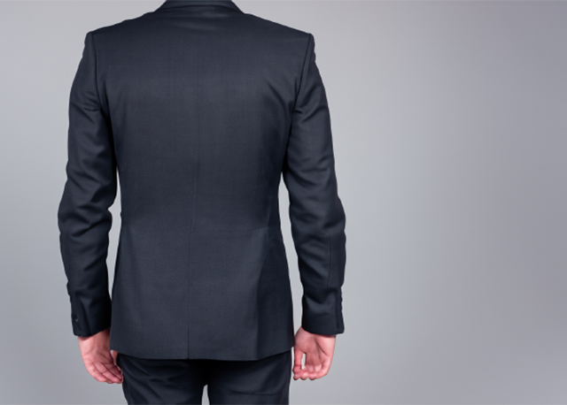 社会人の男性がスーツ姿の男性が背を向けて立っているイメージ