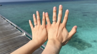 海を背景に並べた2人の手、それぞれに結婚指輪が見える。ブログ「統合失調症を持つ私の結婚に対する周囲の反応」に関連する画像。