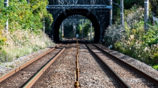 秋の風景の中にある鉄道のトンネル