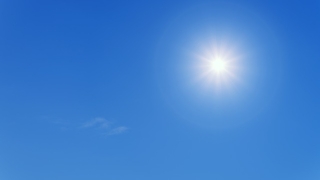 青空と太陽の光。ADHDのエネルギー源を象徴するイメージ。