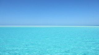 透き通るエメラルドグリーンの海と青い空が広がる南国の絶景。