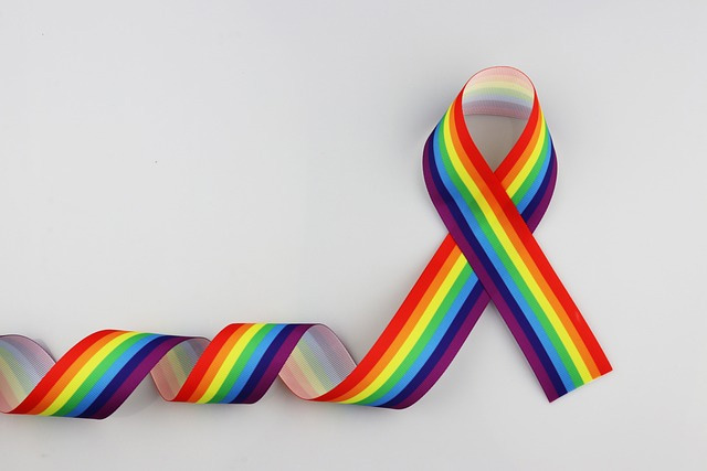 LGBTQ+の多様性と誇りを表すレインボーカラーのリボン、平等と尊重の象徴