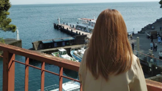 生まれ持った障害と向き合いながら、海を見つめて「できない自分」を受け止めようとする女性の後ろ姿