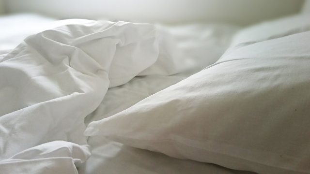 全盲になった後の睡眠と夢の世界を表現する、静かなベッドと枕のイメージ