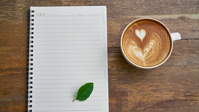 大学で心理学を学ぶ理由を象徴するノートとコーヒー。公認心理師の先生との出会いが人生の転機となった学生のイメージ