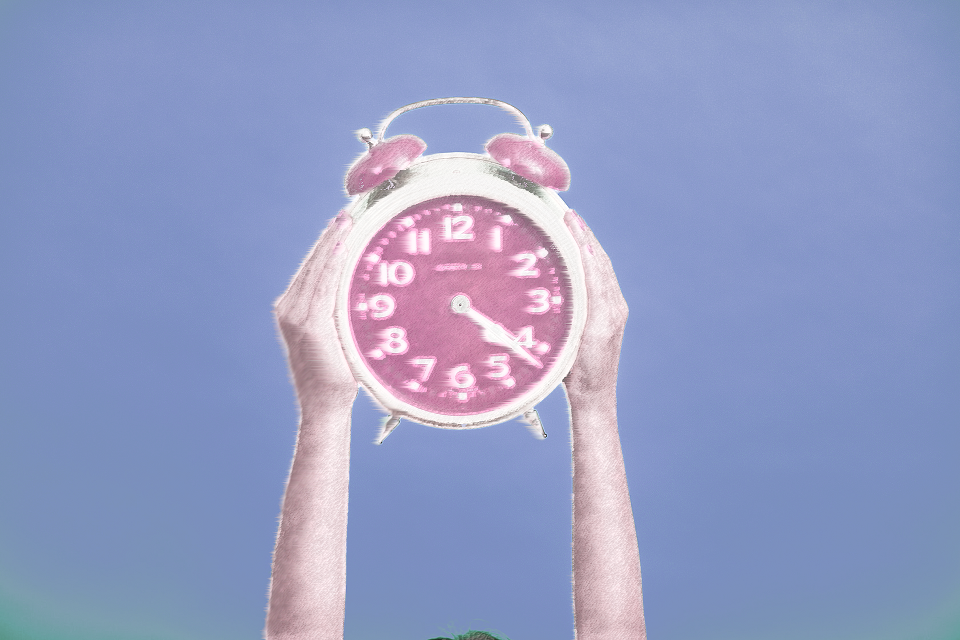 発達障害のある人の忘れ物対策として、時間管理の重要性を示すために目覚まし時計を掲げているイメージ