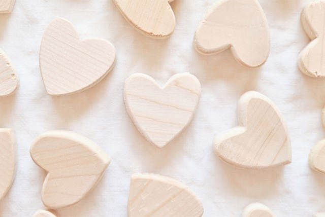 陰性症状の当事者に寄り添い思いやりをもって接することを表したハートのイメージ。周囲の人の理解と配慮の大切さを示している。