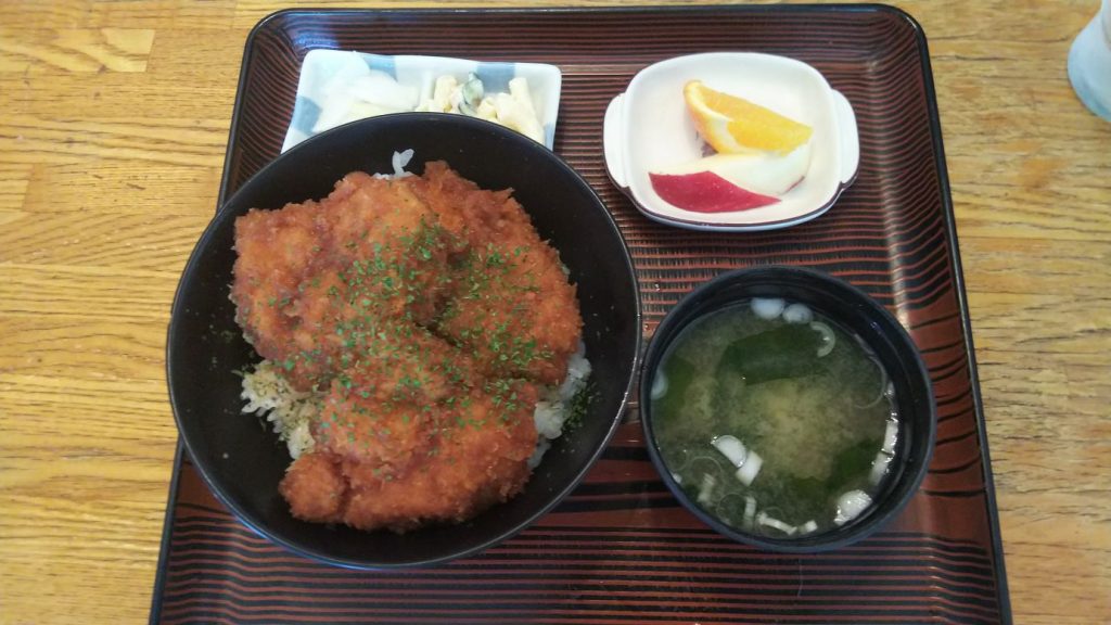 一日で22km歩いた山登りの後に食べた、カツ丼と味噌汁が付いた定食