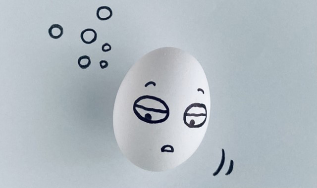 陰性症状による気力低下や思考停止を表現した、無表情な顔のイラスト