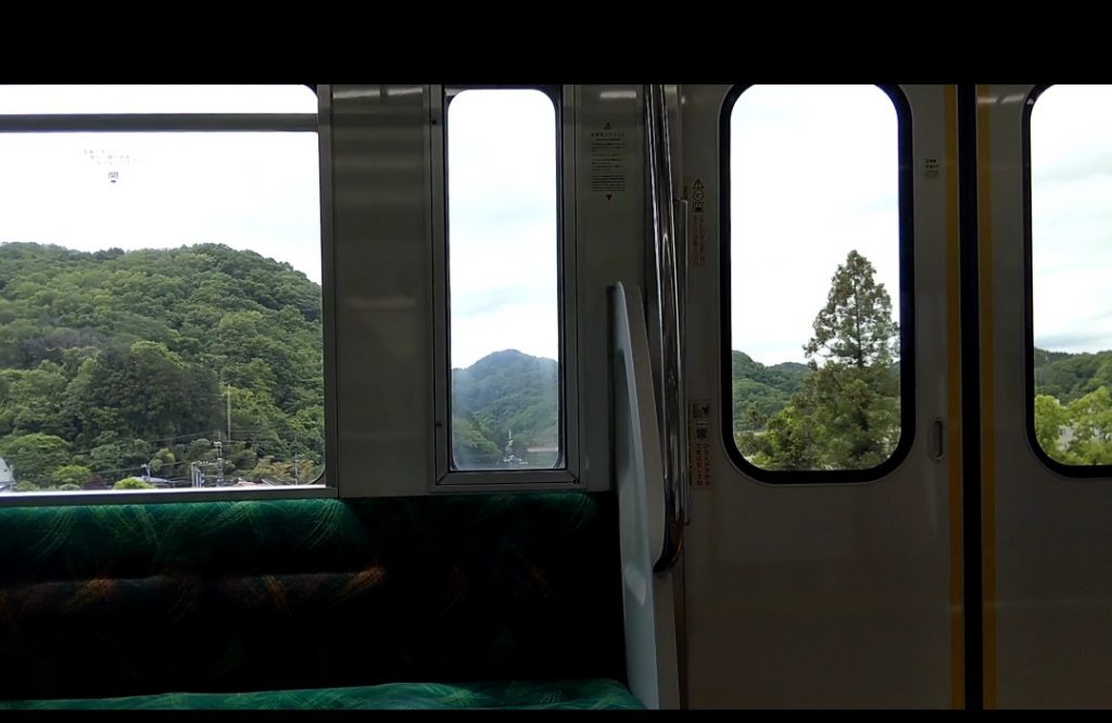 一日で22km歩く山登りへ向かう途中、電車の窓から見えた緑豊かな山の風景