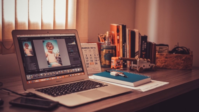 ノートパソコンが置かれたデスクで仕事をする様子。フリーランスと会社員の働き方を比較し、ASD当事者が選んだワークスタイルをイメージした写真。