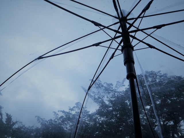 雨の日は、傘を持つので両手がふさがる